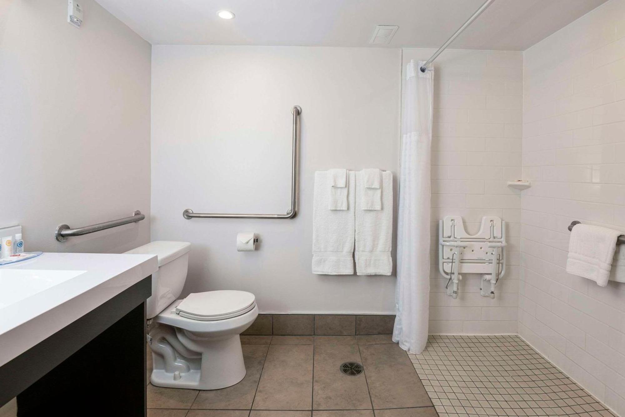 Comfort Suites Kingston Central מראה חיצוני תמונה