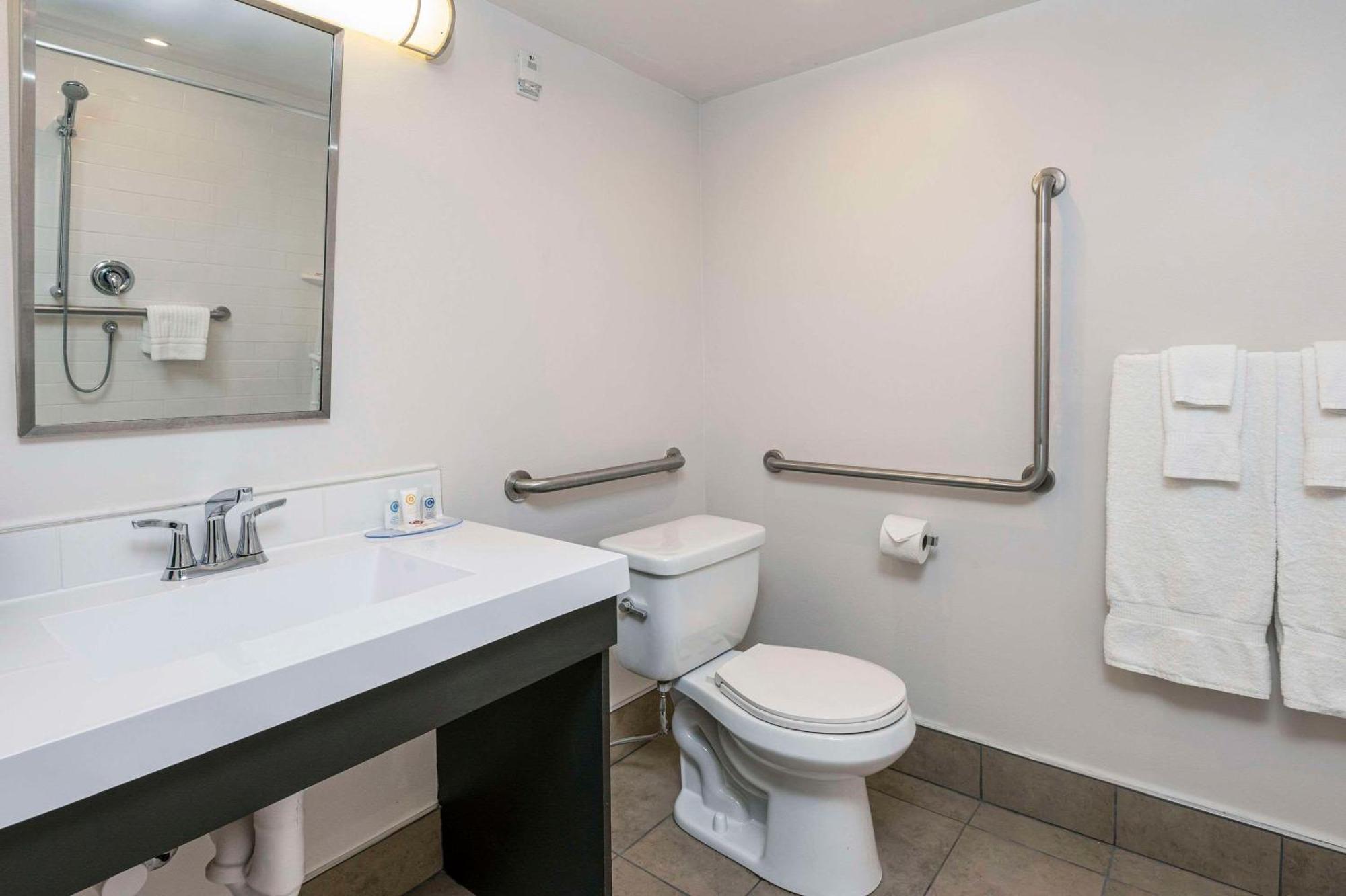 Comfort Suites Kingston Central מראה חיצוני תמונה